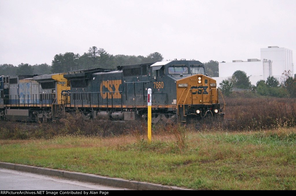 CSX 7660 leads 7838 southbound